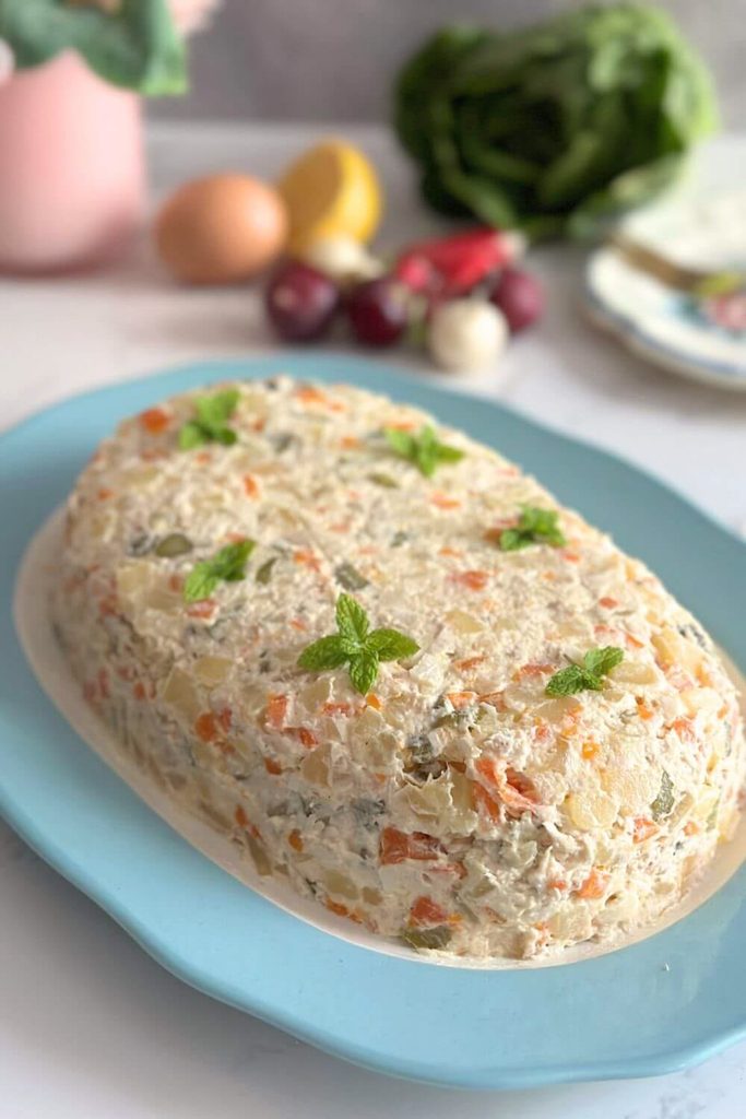 salată de boeuf tradițională cu legume și maioneză