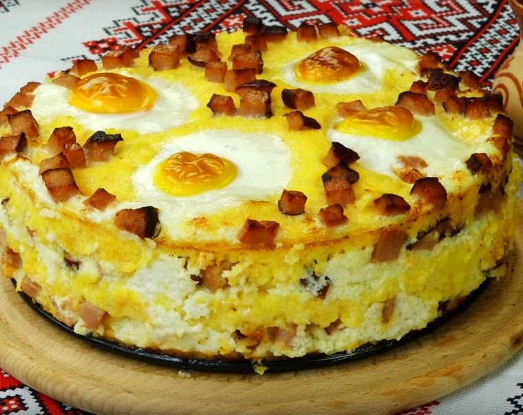 mămăligă la cuptor cu ouă, brânză și bacon