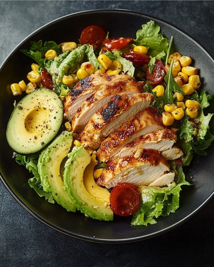 salată cu creveți avocado bacon porumb și ouă