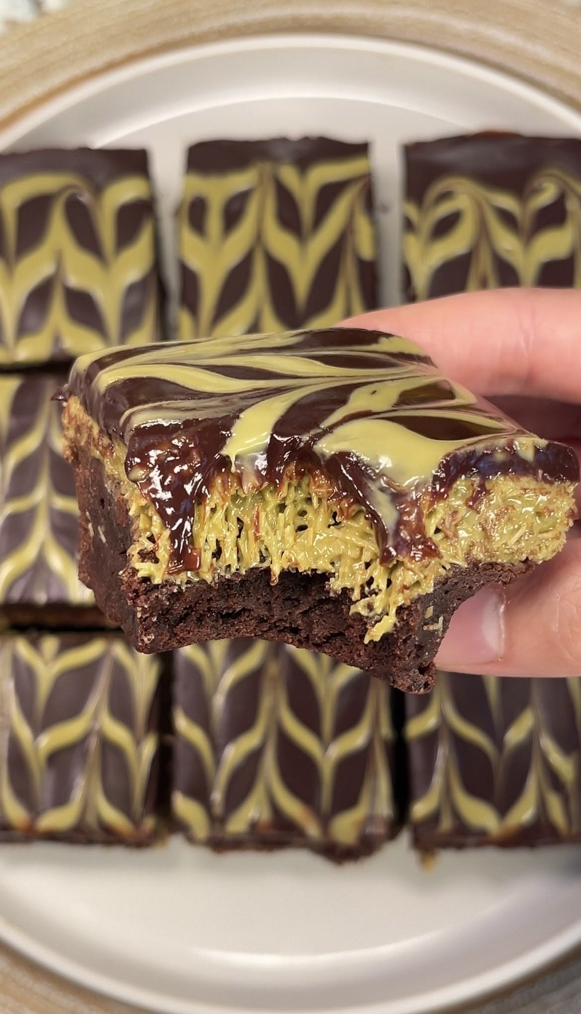 brownie cu fistic și ciocolată cu strat crocant de fistic