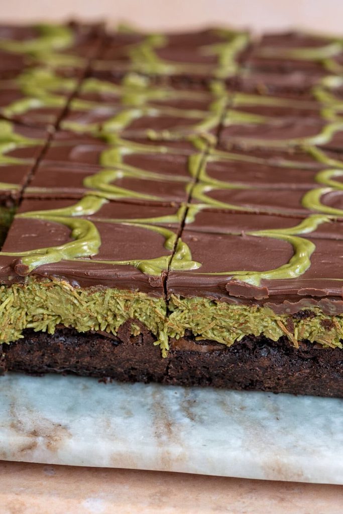 brownie cu fistic și ciocolată cu strat crocant de fistic